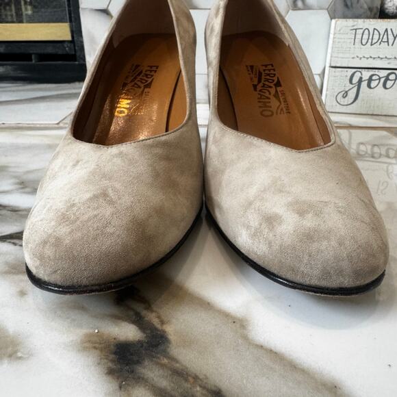 Salvatore Ferragamo Suede Pumps Size 9.5 Khaki Beige Lucite Tortoiseshell Heels - Picture 4 of 12